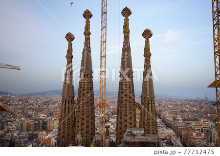 スペインバルセロナ　世界遺産のガウディ建築、サグラダファミリア建物内からの景色　2009年時点 77712475