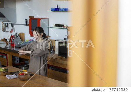 キッチンの女性 キッチンの女性 77712580