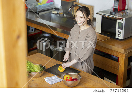 キッチンの女性 77712592