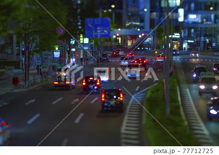 夜のミニチュア風の青山通り【夜景イメージ】 77712725