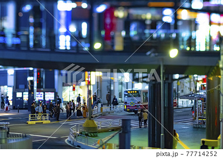 渋谷駅東口付近のミニチュア風の交通 駅前バスロータリーの光跡【夜景イメージ】 渋谷駅東口付近のミニチュア風の交通 駅前バスロータリーの光跡【夜景イメージ】 77714252