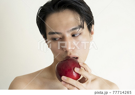 果物と男性のビューティーポートレート 果物と男性のビューティーポートレート 77714265