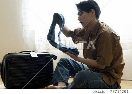 旅支度をする男性 旅支度をする男性 77714291