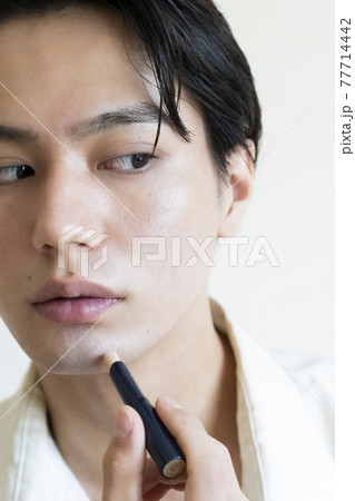 メイクをする男性 メイクをする男性 77714442