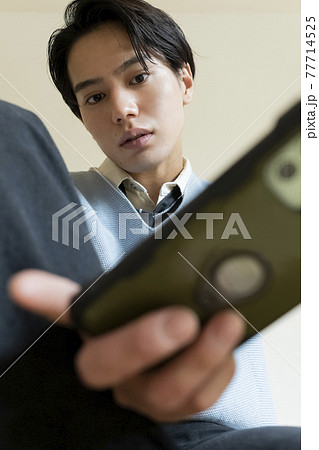 スマホと韓流メイクの男性 スマホと韓流メイクの男性 77714525