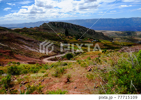 南米ボリビアの秘境、トロトロ渓谷の美しい地形と恐竜の足跡やUmajalanta鍾乳洞 77715109