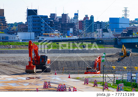 工事現場のクレーン【建設イメージ】 工事現場のクレーン【建設イメージ】 77715199