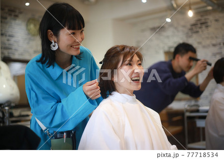 髪を切る美容師　イメージ 77718534