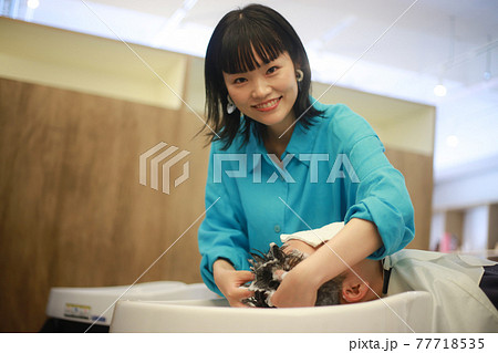 洗髪する美容師　イメージ 77718535