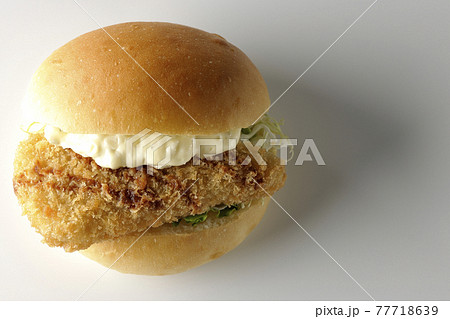 たっぷりのタルタルソースと白身魚のフライがはさまったハンバーガーを白背景で撮影(正面、俯瞰) たっぷりのタルタルソースと白身魚のフライがはさまったハンバーガーを白背景で撮影(正面、俯瞰) 77718639