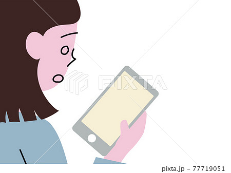 スマホの画面を見て報せに驚いた表情をする女性 スマホの画面を見て報せに驚いた表情をする女性 77719051
