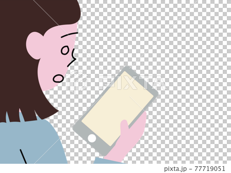 スマホの画面を見て報せに驚いた表情をする女性 スマホの画面を見て報せに驚いた表情をする女性 77719051