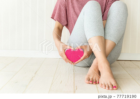 ハートを持つ女性 ハートを持つ女性 77719190