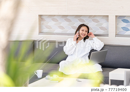 ワーケーション　リゾート地　仕事　スマホ　通話 77719400