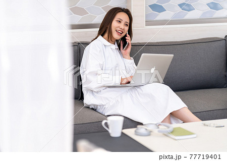 ワーケーション　リゾート地　仕事　スマホ　通話 77719401