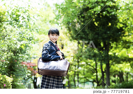 女子中学生のポートレート カメラ目線の写真素材