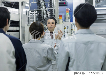 ミーティングで質問をする女性作業員 工場 朝礼 ミーティングで質問をする女性作業員 工場 朝礼 77720867