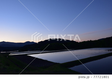 北杜市白州町、田植え待つ水田の夜明け 77721801