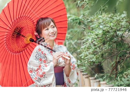 番傘と浴衣姿の女性 番傘と浴衣姿の女性 77721946