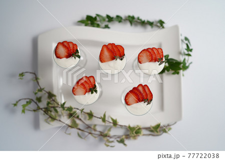 チョコレートムースの苺添え（俯瞰） 77722038