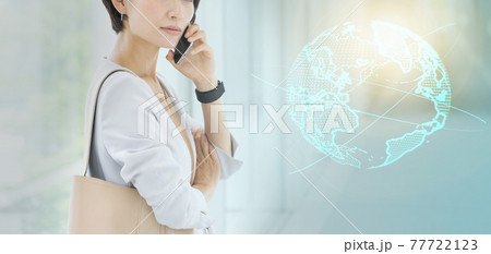 モバイルネットワーク　スマホで通話する女性　テクノロジー 77722123