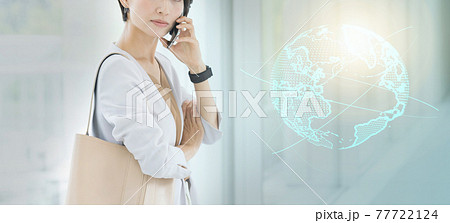 モバイルネットワーク　スマホで通話する女性　テクノロジー 77722124