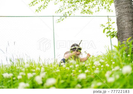 公園　女の子　お花畑　花冠 77722183
