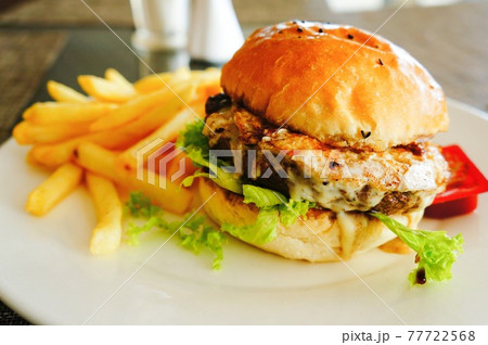 ハンバーガーとフライドポテト 77722568