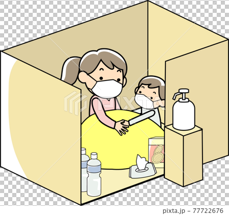 段ボールの仕切りがある避難所にいる親子 77722676