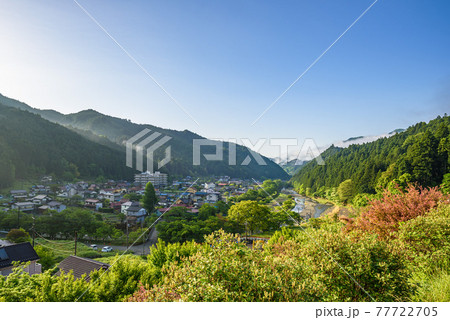 （埼玉県）新緑の山並みと快晴の空 77722705