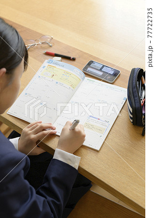 スマートフォンを使って勉強する中学生 スマートフォンを使って勉強する中学生 77722735