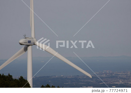 山の上で回る風力発電機 山の上で回る風力発電機 77724971