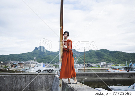 港町の漁港にいる女性 港町の漁港にいる女性 77725069