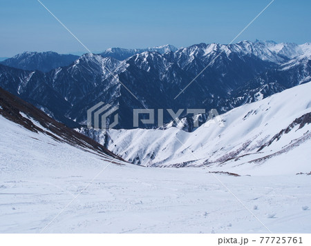残雪の立山黒部アルペンルート 一の越から御山谷と黒部川源流の山々を望む 残雪の立山黒部アルペンルート 一の越から御山谷と黒部川源流の山々を望む 77725761
