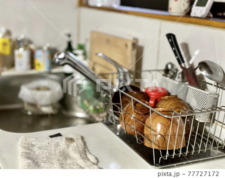 洗い終えて水切りカゴに入れた食器 洗い終えて水切りカゴに入れた食器 77727172
