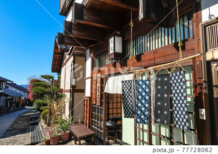 馬籠宿の古い町並み〈岐阜県中津川市〉 馬籠宿の古い町並み〈岐阜県中津川市〉 77728062