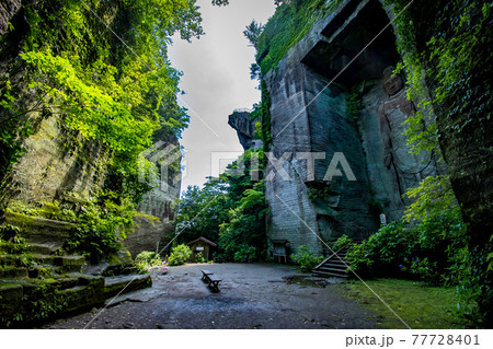 千葉県安房郡鋸南町にある鋸山で見た地獄のぞきと百尺観音様の風景 千葉県安房郡鋸南町にある鋸山で見た地獄のぞきと百尺観音様の風景 77728401