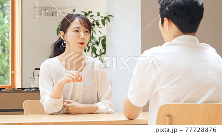 会話するカップル 77728876