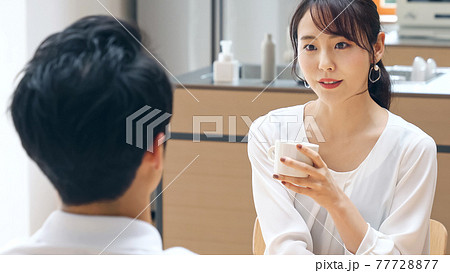 会話するカップル 会話するカップル 77728877