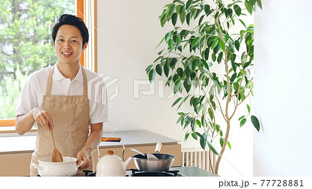 料理をする男性 料理をする男性 77728881