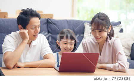 パソコンを見る家族　動画配信サービス 77728882