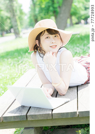 新緑の中でワーケーションをする若い女性 新緑の中でワーケーションをする若い女性 77728993