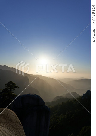 朝日に照らされる大崩山 77729214