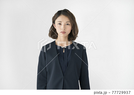 カメラ目線の若い女性 ビジネスウーマン イメージ ポートレート カメラ目線の若い女性 ビジネスウーマン イメージ ポートレート 77729937