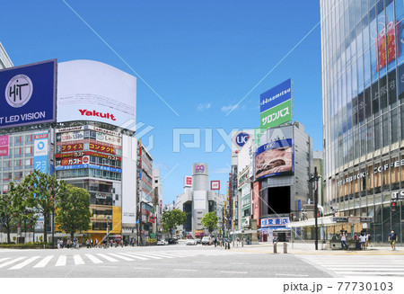 緊急事態宣言中の東京・渋谷のスクランブル交差点 77730103