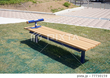横浜市の岡村西公園にある腹筋や背筋、腕立て伏せなどが出来る健康器具にもなるベンチ 77730159