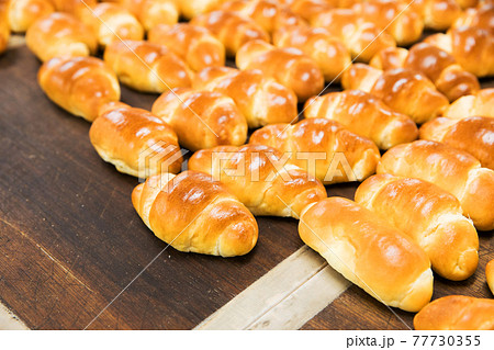 出来立てのロールパン 77730355