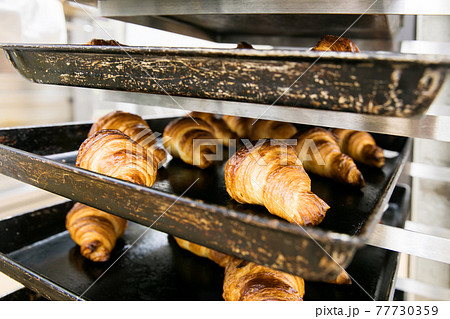 出来立てのクロワッサン 77730359