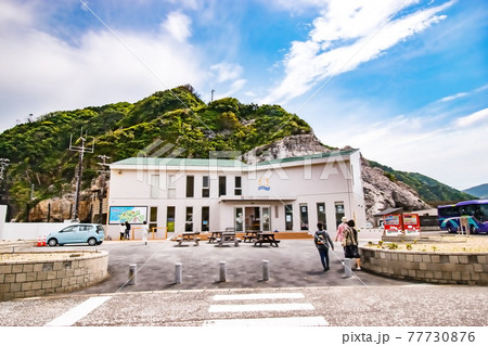 和歌山県日高郡由良町にある白い石灰岩の海岸と青い海が見れる日本のエーゲ海こと白崎海洋公園の風景 77730876