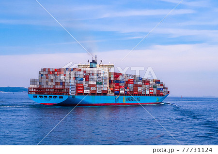 東京湾を航行する巨大コンテナ船 77731124
